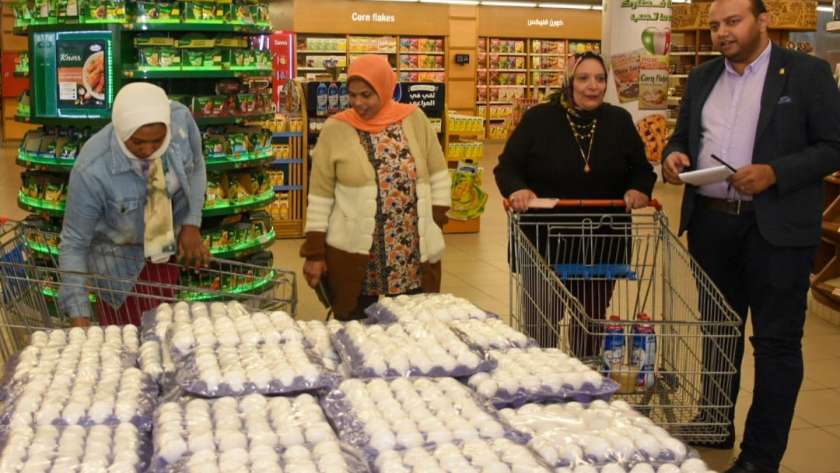 مواطنون أثناء شراء البيض