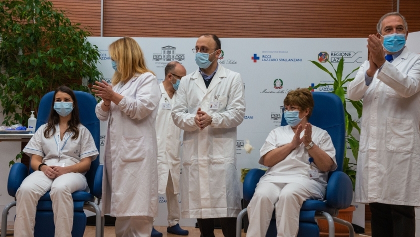تطعيم الاطقم الطبية في إيطاليا ضد كورونا