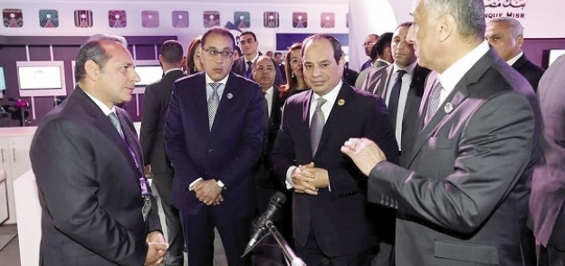 هشام عكاشة يستعرض تجربة البنك التكنولوجية أمام الرئيس السيسى