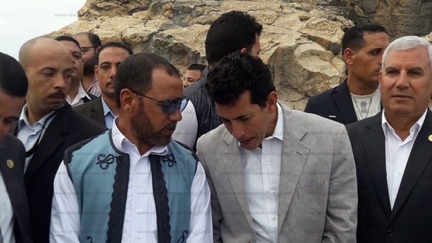 النائب سليمان فضل يتحدث مع وزير الشباب خلال زيارته لمطروح