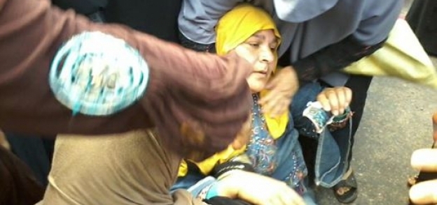 سيدة تسقط مغشياً عليها فى مظاهرات دسوق