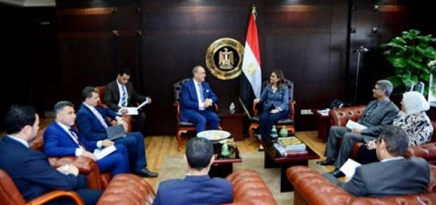 وزيرة الاستثمار مع الوفد العراقي