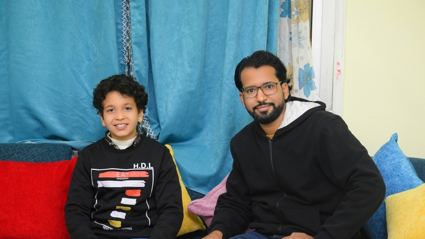 محرر "الوطن" مع اصغر مؤذن في مصر