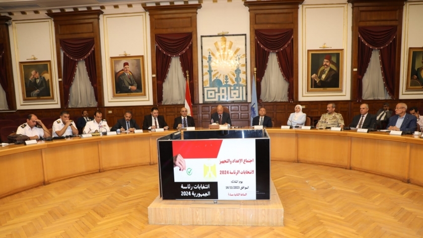محافظ القاهرة خلال الاجتماع
