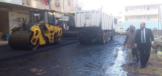 بالصور:رئيس مدينة كفر الشيخ يتابع الرصف بتقسيم المحاربين الجديد‏