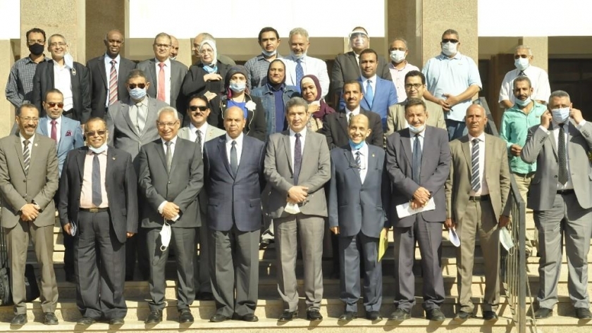 رئيس جامعة المنيا مع عمداء الكليات