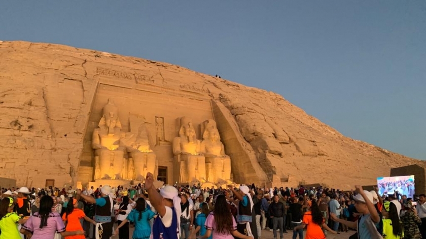 سياح أجانب خلال حضورهم ظاهرة تعامد الشمس بمعبد أبو سمبل