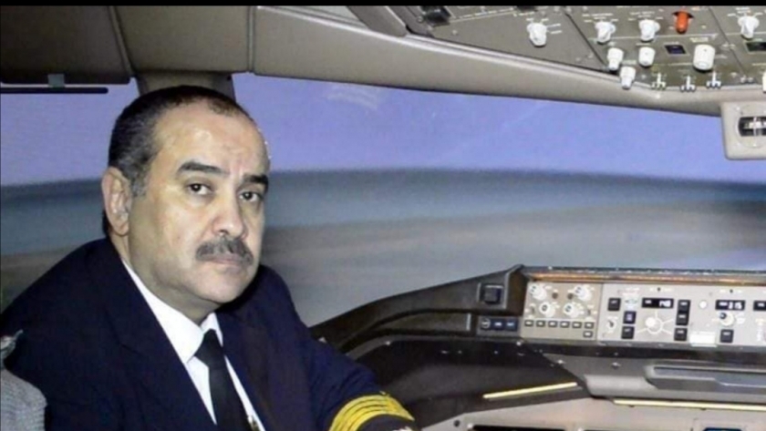 وزير الطيران المدني يقدم العزاء لشهداء الشرطة
