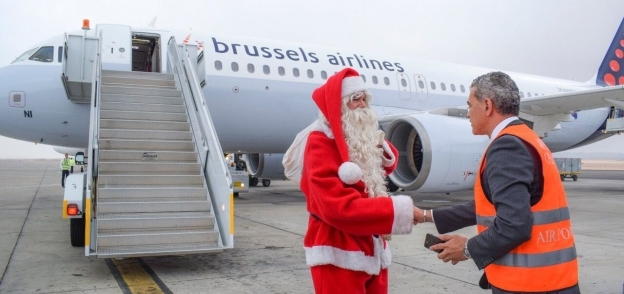 بالصور| "بابا نويل" يصل مطار مرسى علم للاحتفال بالكريسماس