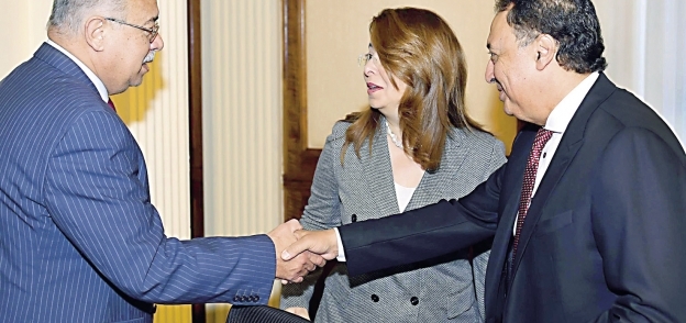 «إسماعيل» مع وزيرى الصحة والتضامن خلال الاجتماع