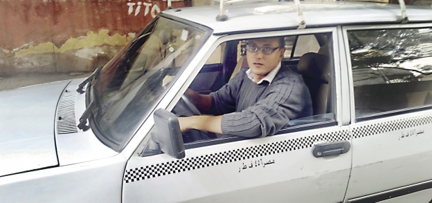 «سامح» سائق تاكسى يحمل شهادة جامعية