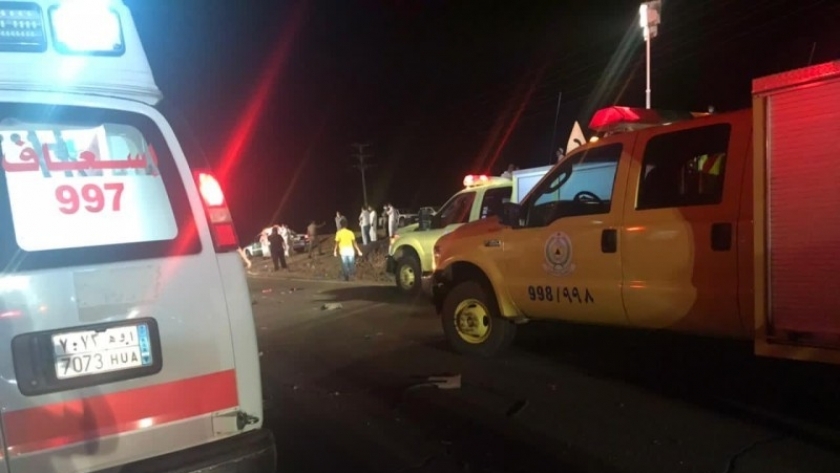 مصرع 7 أشخاص جراء حادث تصادم 3 سيارات وسط السعودية