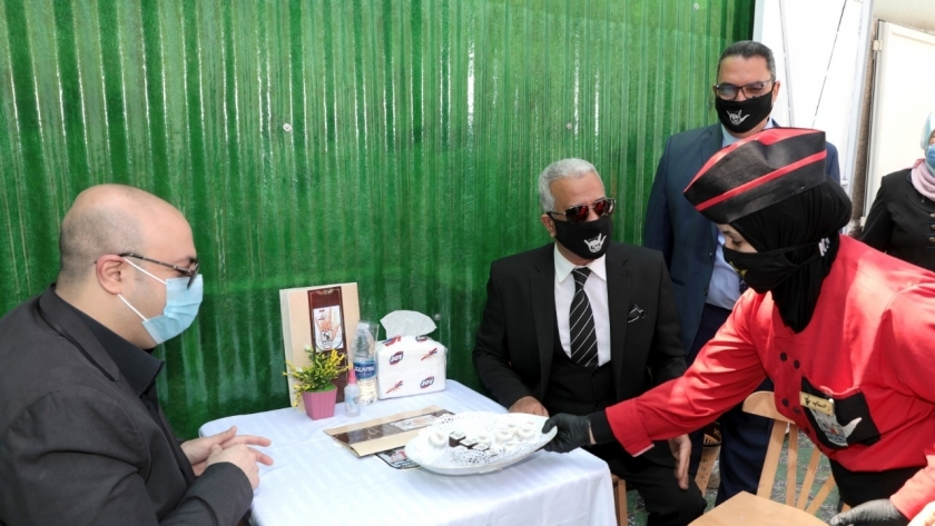 محافظ بني سويف يتناول «ساندويتشات» في افتتاح مطعم للصم والبكم