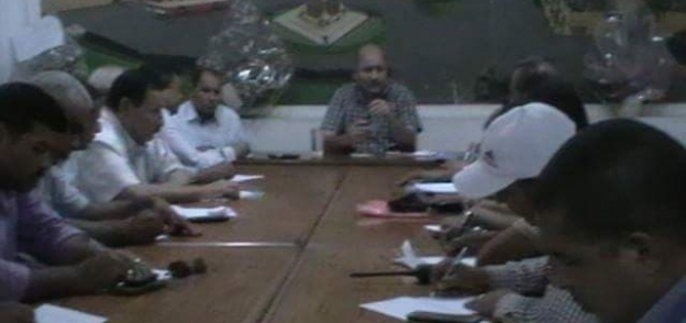 رئيس مركز المنيا يجتمع برؤساء القري