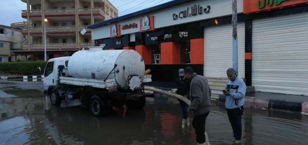 شفط مياه الأمطار من شوارع مصيف بلطيم