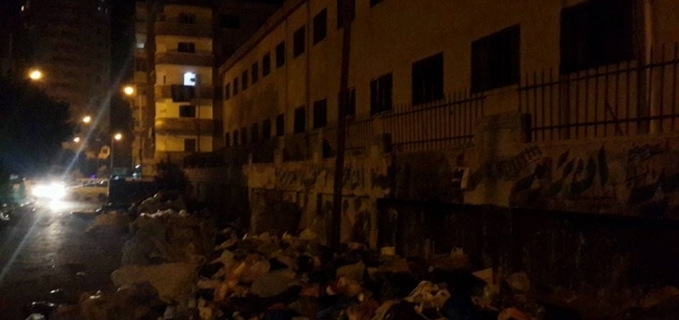 القمامة تحاصر مدارس الإسكندرية