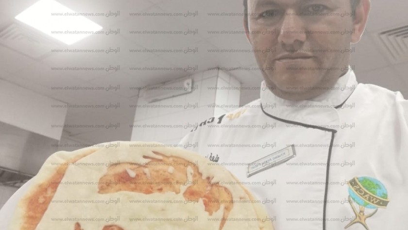 شيف يبدع في عمل بيتزا بصورة راموس