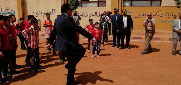 وزير التعليم العالى يشارك طلاب مدرسة إبتدائية بأسيوط لعبة كرة القدم