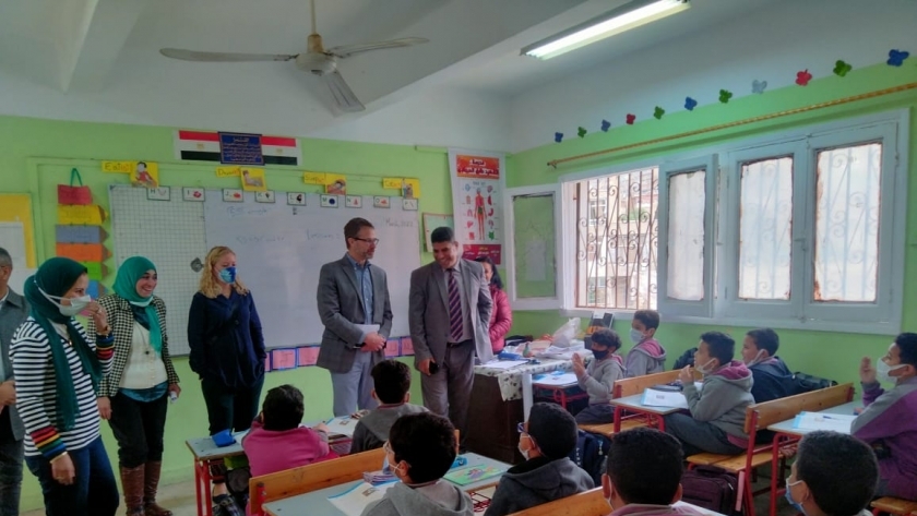 وفد خبراء «Discovery Education» يتابع تجربة تطوير التعليم بمدرسة بمصر الجديدة