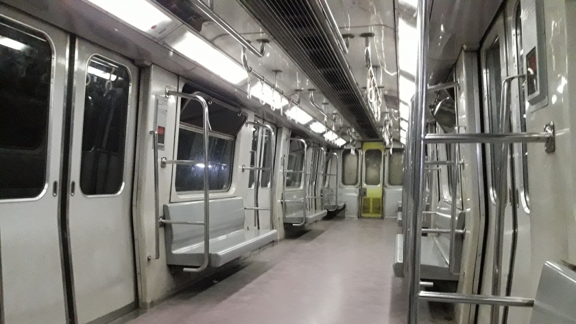 عربة مترو الأنفاق خالية من الركاب