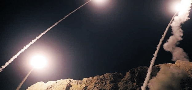 أعمدة الدخان تتصاعد من تفجير الصواريخ الإيرانية فى سوريا «أ.ف.ب»