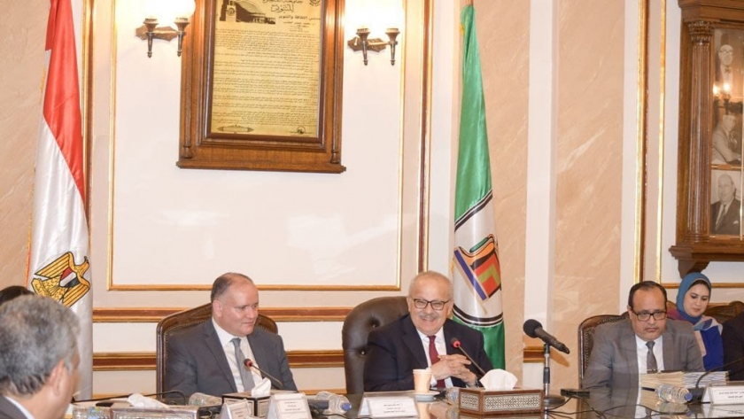 رئيس جامعة القاهرة خلال اجتماع مجلس شؤون الدراسات العليا والبحوث