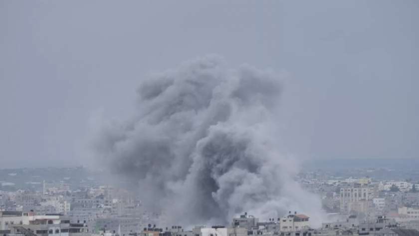 غزة تحت القصف لليوم الثامن