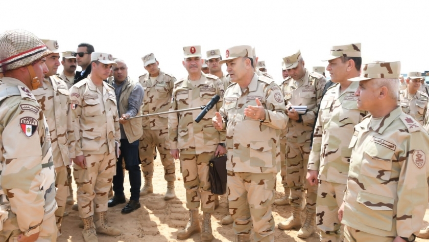 الفريق أسامة عسكر يشهد بياناً عملياً بالجيش الثاني الميداني