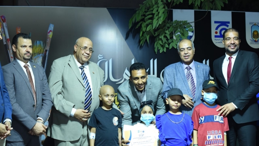 رئيس جامعة الاقصر يكرم الأطفال من محاربي السرطان 