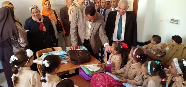 محافظ البحيرة يطلب من تلميذ ابتدائي كتابة "تحيا مصر"