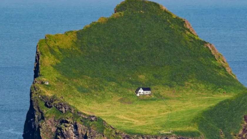بيت على جزيرة بعيدة