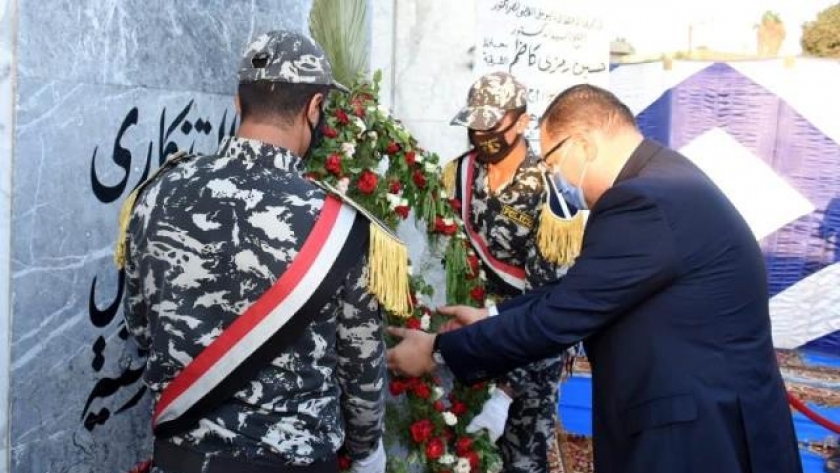 محافظ الشرقية "يضع "إكليل الزهور" على النصب التذكاري للجندي المجهول