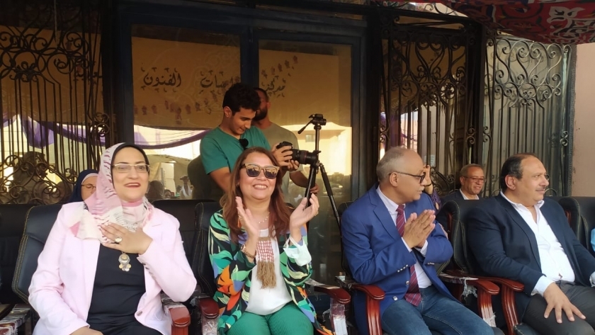 الدكتورة غادة جبارة رئيسة أكاديمة الفنون والدكتورة نيفين موسى رئيسة دار الكتب في احتفالية «المحمل»