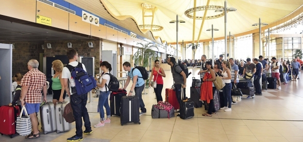عشرات السائحين فى انتظار المغادرة بمطار شرم الشيخ «أ.ف.ب»