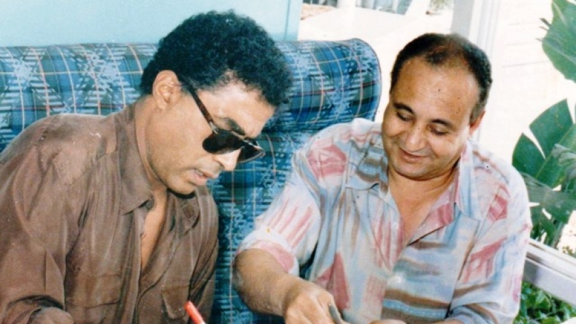 وحيد حامد وأحمد زكي في صورة نادرة خلال بداية مشوارهما الفني
