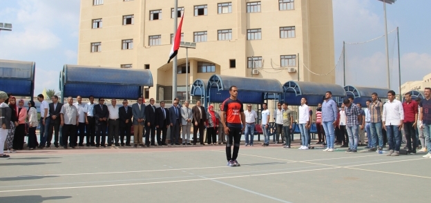 رئيس جامعة كفر الشيخ يشهد تحية العلم والنشيد الوطنى بالتربية الرياضية