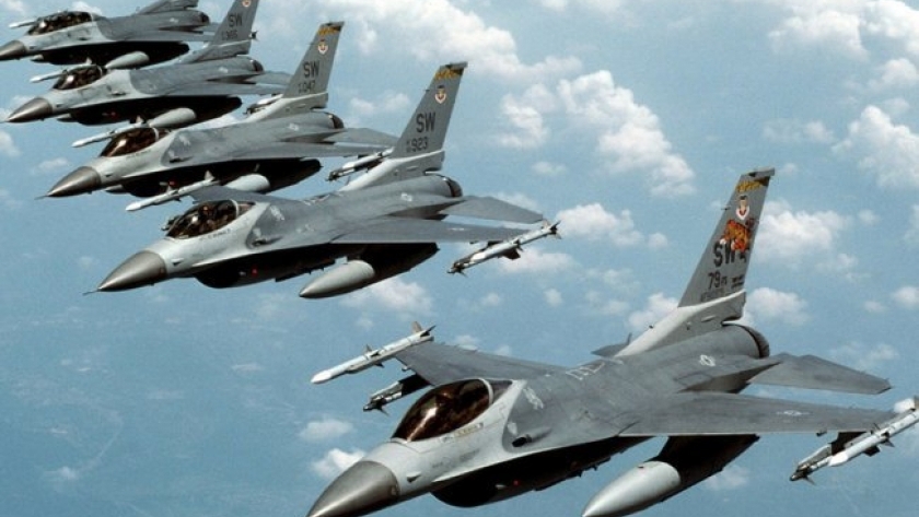 طائرات عسكرية أمريكية أثناء تحليقها في السماء الأمريكية