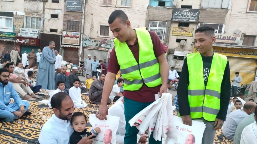 توزيع الهدايا على الأطفال في العيد