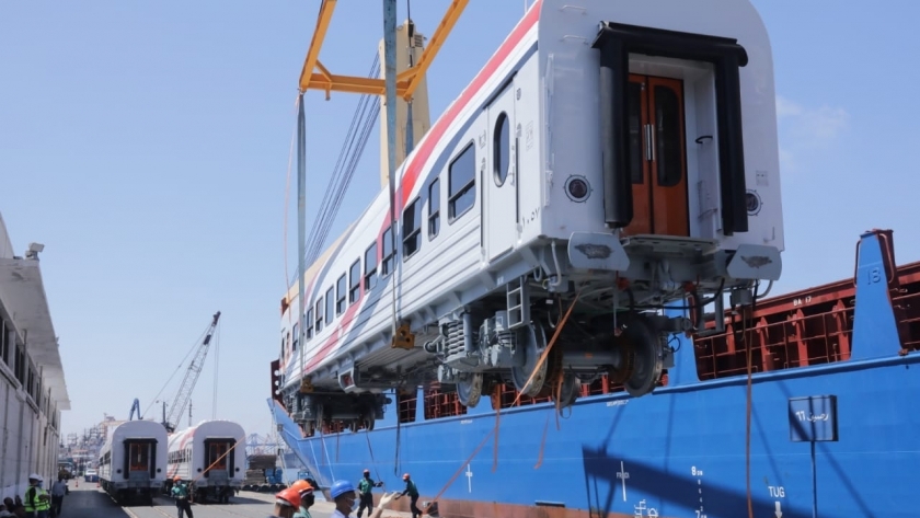 وزير النقل تعلن وصول 13 عربة قطارات جديدة إلى ميناء الإسكندرية