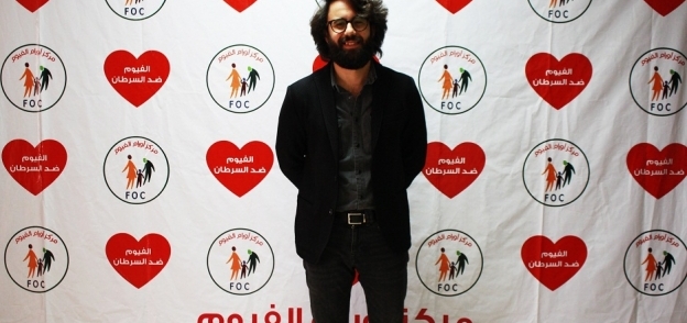 صورة حسام هيكل صاحب مبادرة "عيل يشرف" خلال زيارته مركز أورام الفيوم