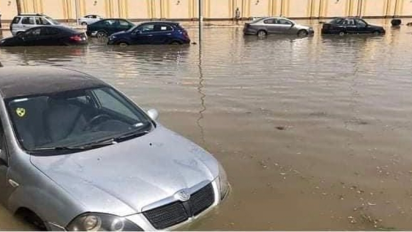 غرق الشوارع في القاهرة الجديدة داخل مياه الصرف