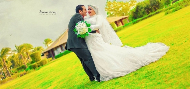 بالصور | مصورة أفراح لـ"العروس": "اضحكي الصورة تطلع حلوة"
