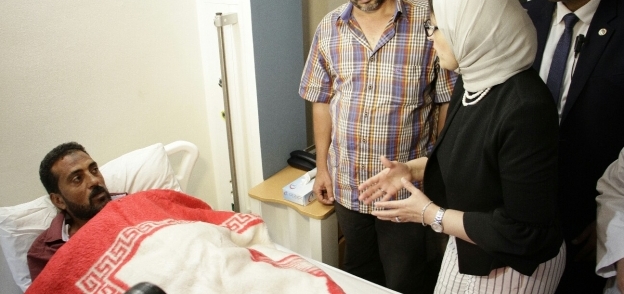 وزيرة الصحة خلال جولتها داخل مستشفى وادى النيل