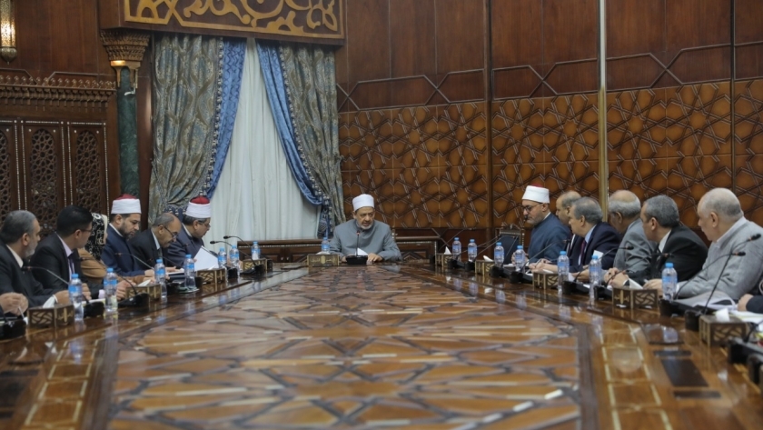 الإمام الأكبر  يترأس اجتماع أعضاء لجنة الطلاب الوافدين بالأزهر