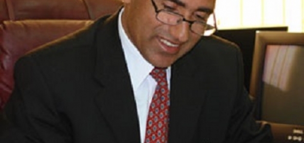 الدكتور عباس منصور رئيس جامعة جنوب الوادي