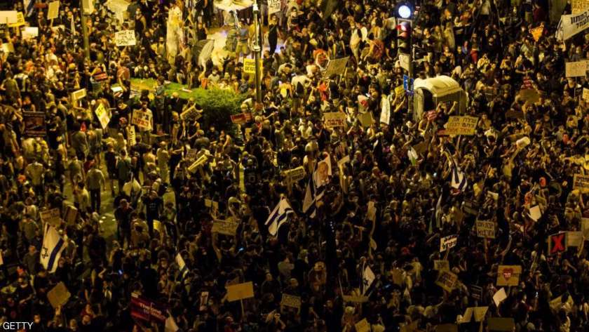 آلاف الإسرائيليون يتظاهرون خارج مقر إقامة نتنياهو للمطالبة بتنحيه