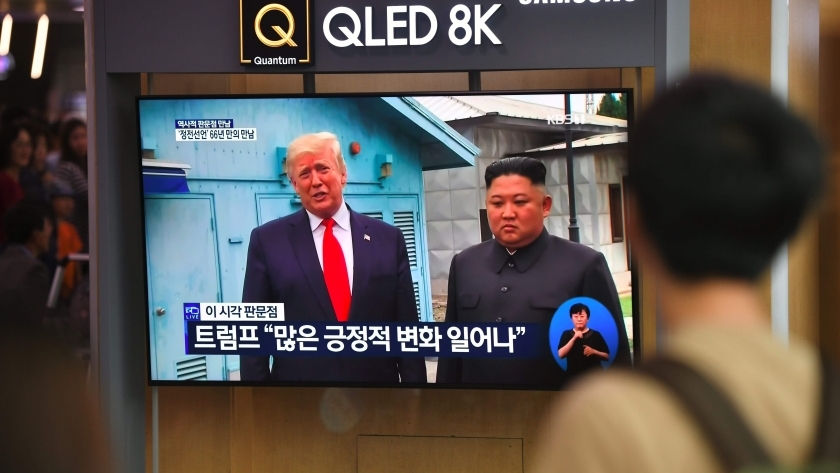 دونالد ترامب أول رئيس أمريكي يدخل كوريا الشمالية