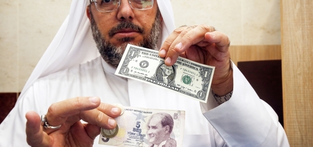 كويتى يستبدل الدولار الأمريكى بخمسة ليرات تركية فى سوق العملات فى الكويت
