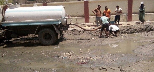 رئيس حي ثان المحلة يوجه بتطهير ورفع مخلفات الصرف الصحي بشارع الشرطة