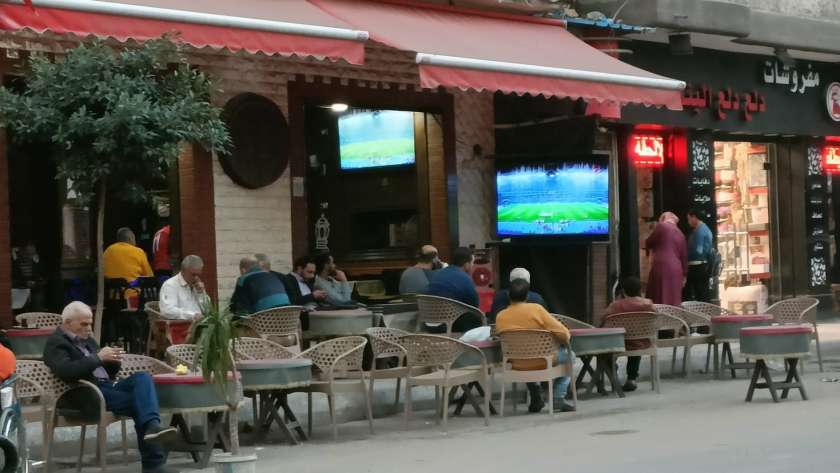 إحدى مقاهي الإسكندرية تبث مباراة تونس وا=أستراليا